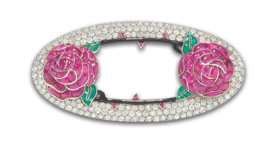 Broche, rubis suiffés, émeraudes, diamants, émail noir et platine, 1925.