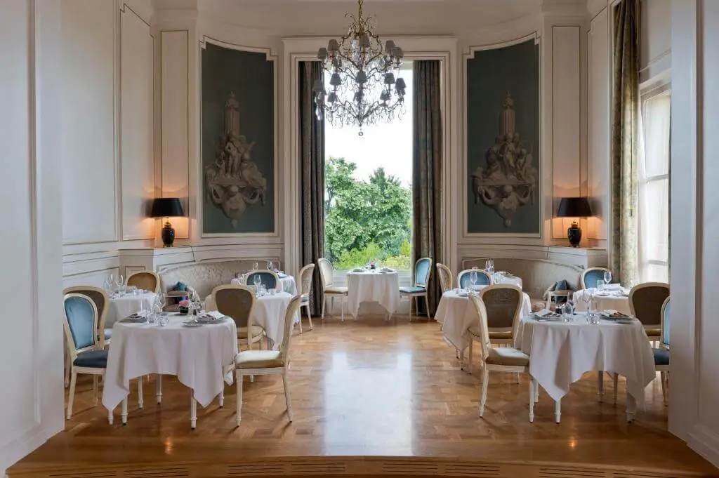 Un salon salle à manger de l'hôtel Mont Royal de Chantilly