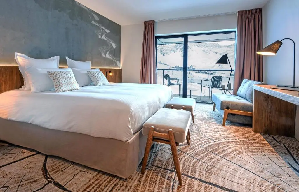 Une chambre avec vue sur les pistes de l'hôtel VoulezVous à Tignes