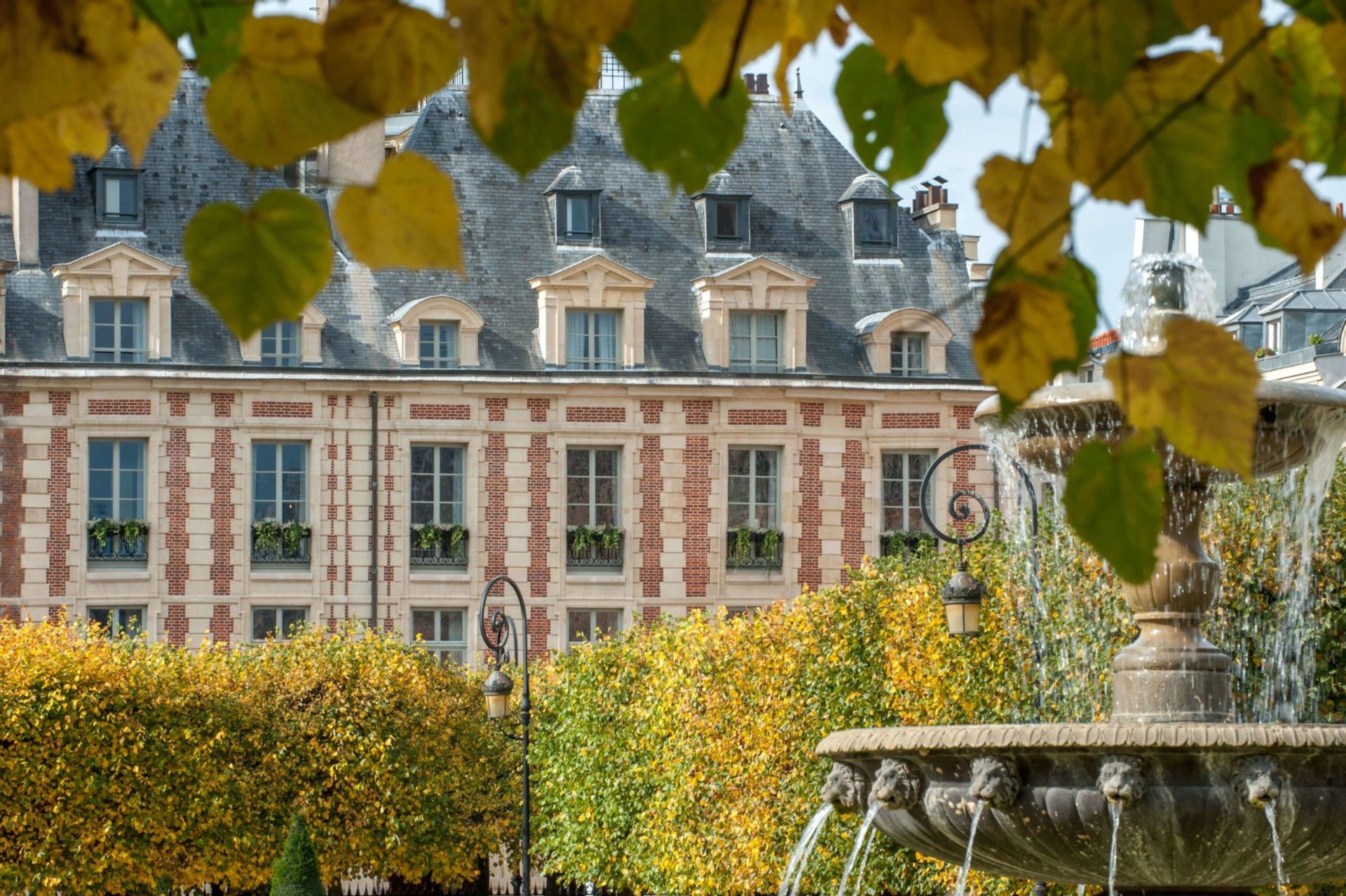 Vue extérieure et façade de l'hôtel Cour des Vosges, depuis le square Louis XII de place des Vosges