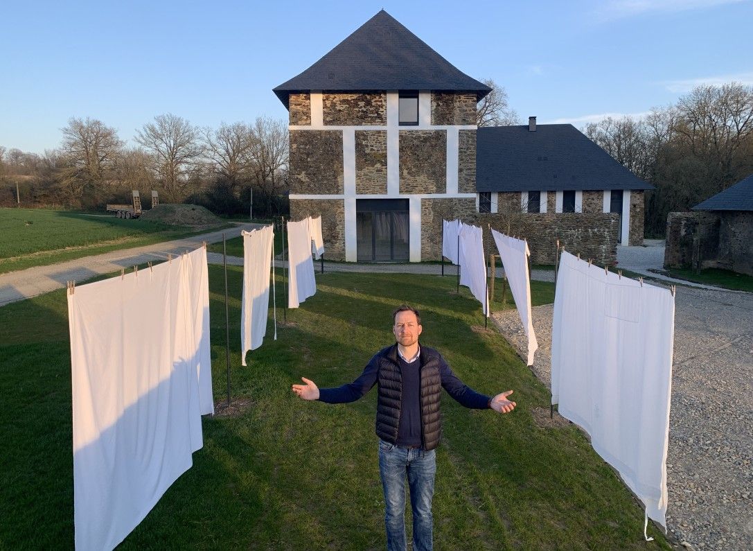 Thibault le Marié, devant la banchisserie Blanc Blanc Blanc