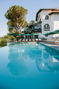 L'hôtel Les Hortensias du Lac à Hossegor depuis la piscine de l'hôtel