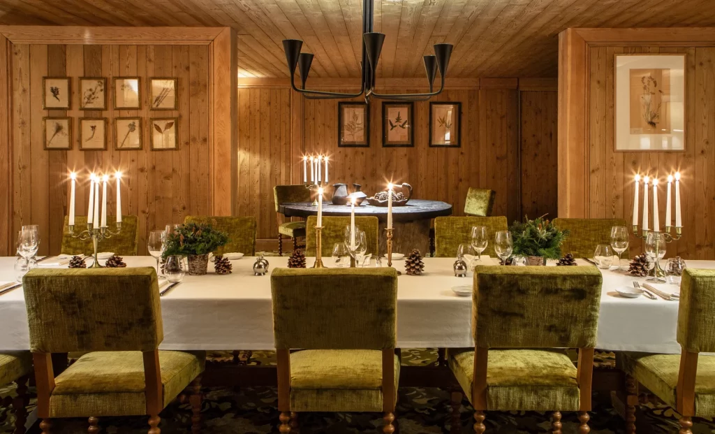 Une table dressée au Musher, le restaurant de l'Alpes Hôtel du Pralong
