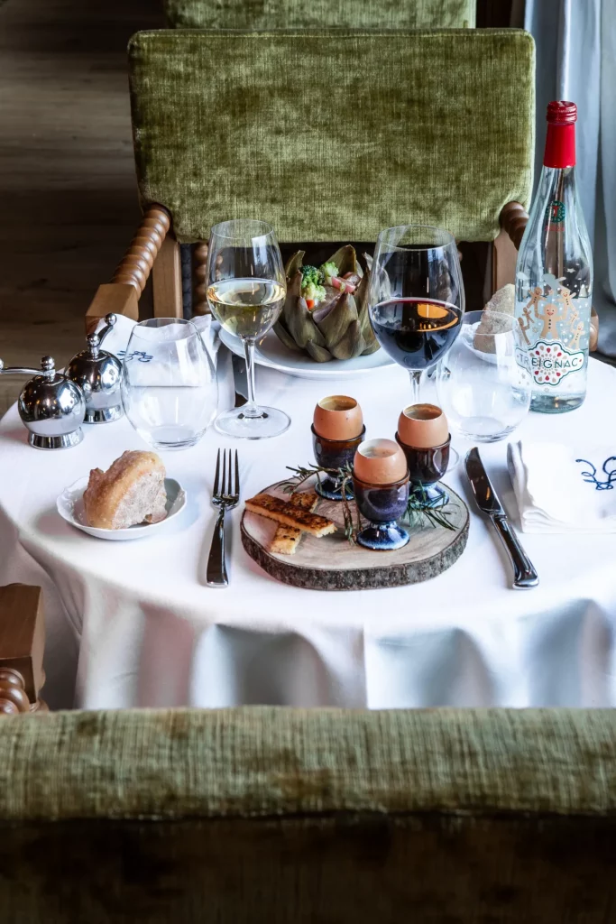 Diner au Musher, le restaurant de l'Alpes Hôtel du Pralong avec des oeufs et des artichauds.