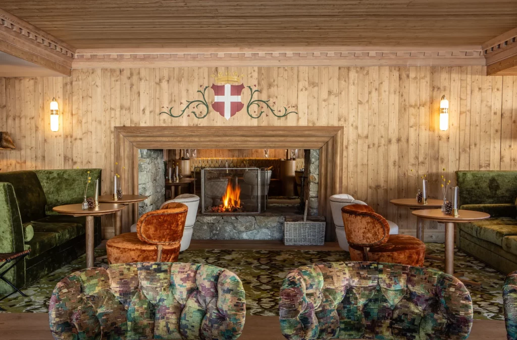 La cheminée à double foyer dans le salon de l'Alpes Hôtel du Pralong