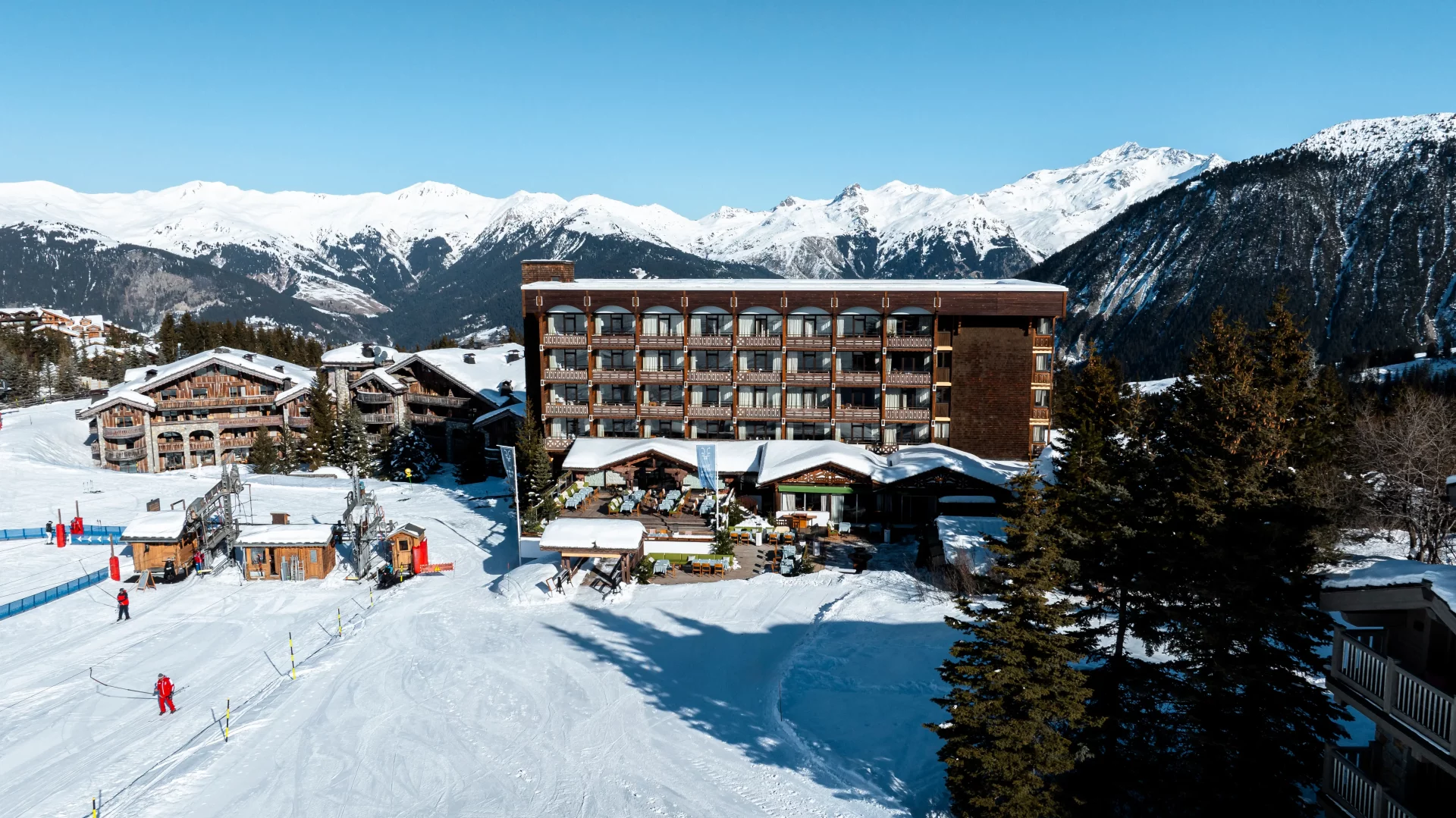 Vue extérieure de la façade de l'Alpes Hôtel du Pralong