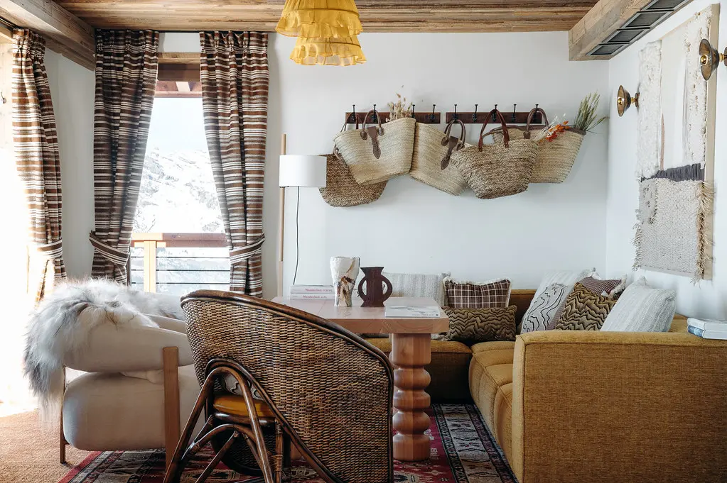 Un coin du salon bar du Refuge Chez la Tante