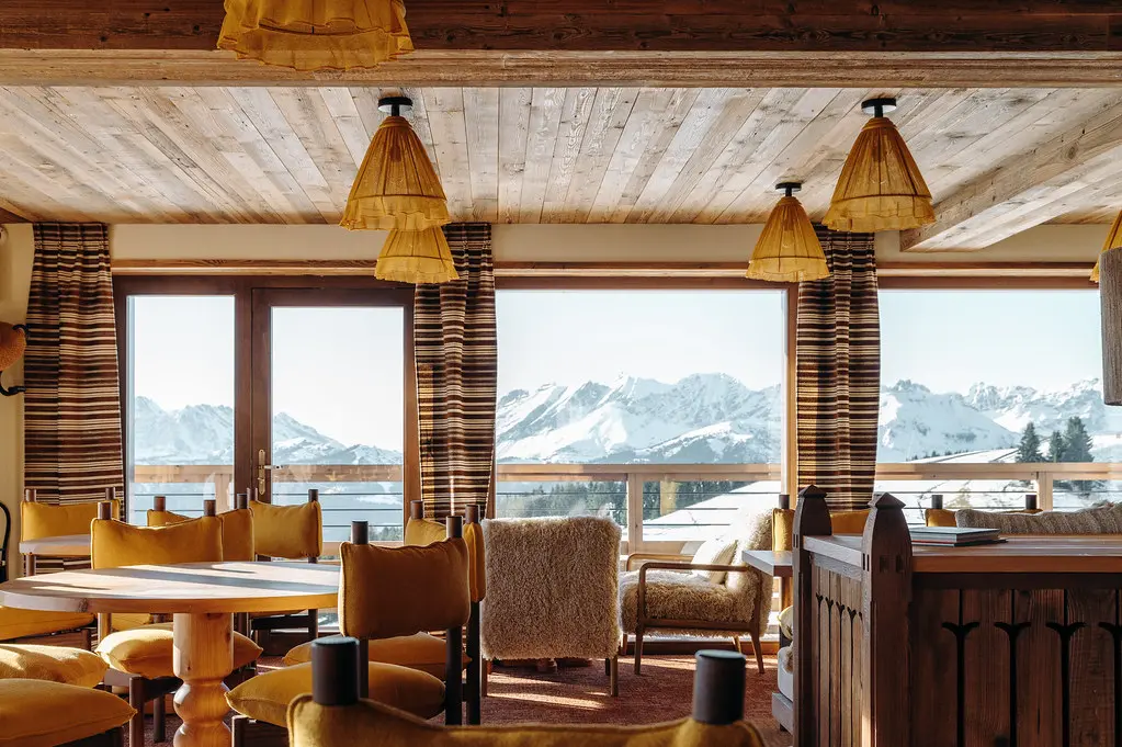 Vue sur les montagnes depuis le bar du Refuge Chez la Tante