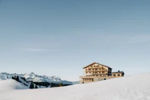 Vue extérieure du Refuge Chez la Tante depuis les pistes