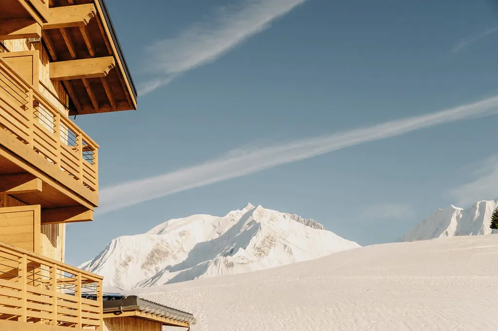 Vue sur les sommets depuis la terrasse du Refuge Chez La Tante.