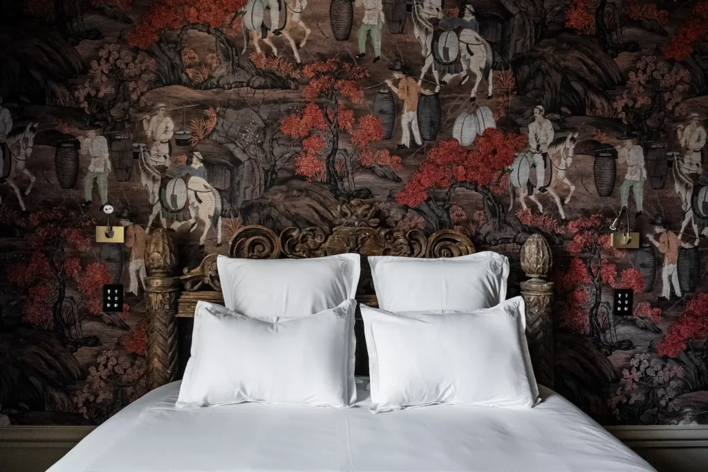 Le lit authentique de la chambre Nuit Tibétaine de la Maison Maubreuil, hôtel de luxe à Nantes.