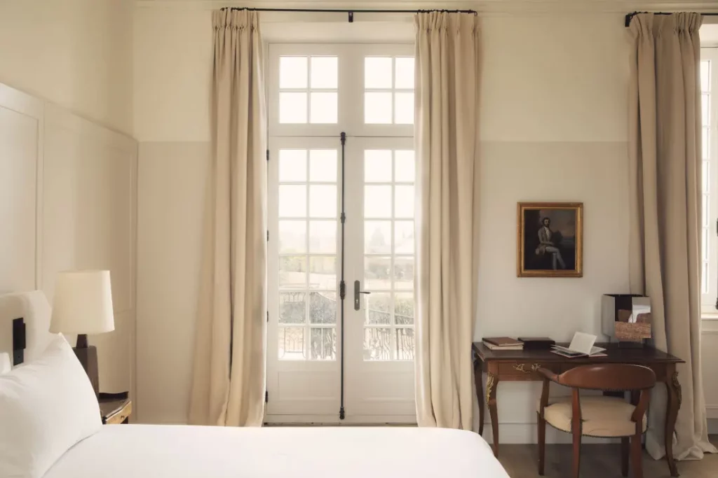 Une chambre Prestige de l'hôtel 5 étoiles Les Sources de Vougeot à Gilly-lès-Cîteaux.