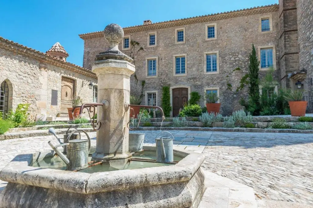 La fontaine provençale devant la façade du Château de Berne.