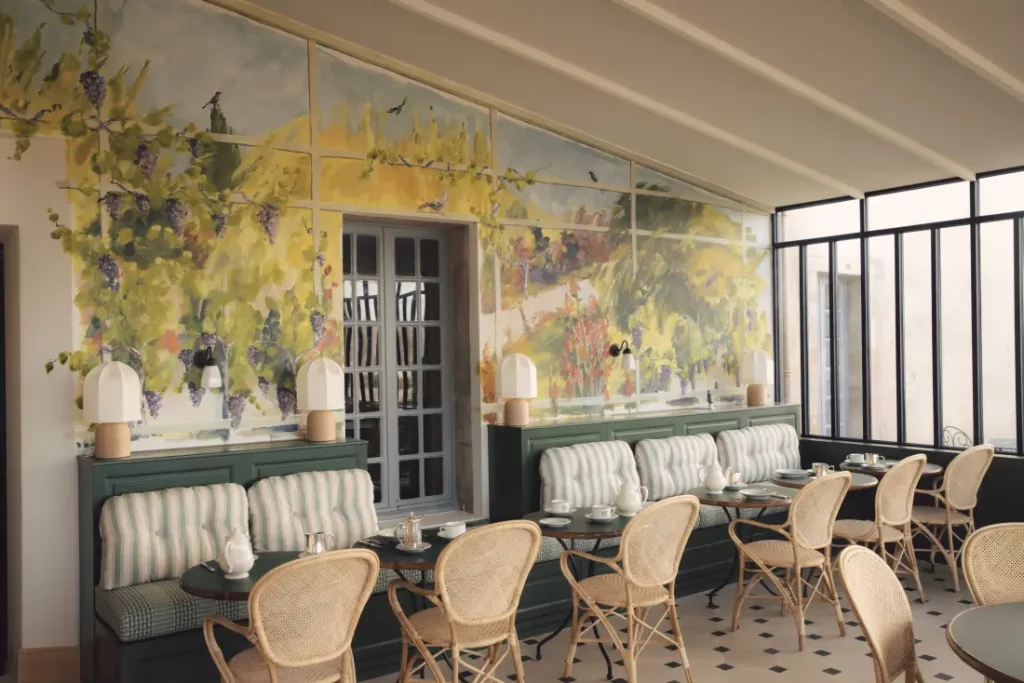 L'Orangerie du château de Gilly, dans l'hôtel Les Sources de Vougeot, avec les fresques de Sophie Estève.