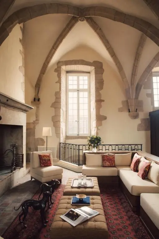 Le lobby de l'hôtel les Sources de Vougeot dans l'ancien cuisine du prieuré du Château de Gilly en Bourgogne