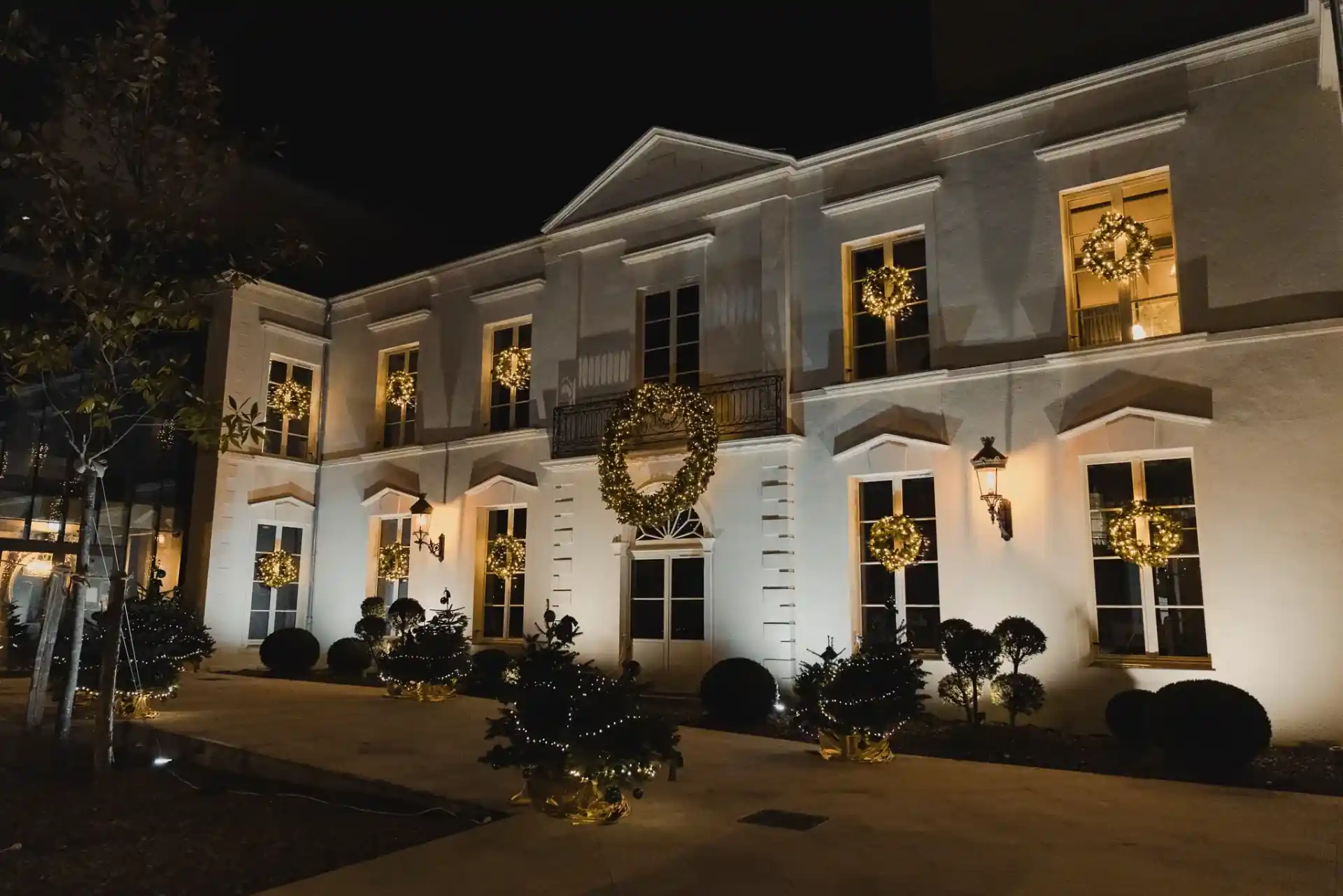 La façade illuminée de Maison Maubreuil, premier hôtel 5 étoiles de Nantes