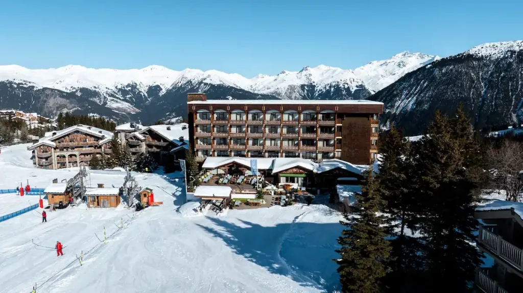 Vue extérieure de la façade de l'Alpes Hôtel du Pralong