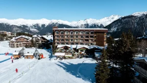 Vue extérieure de la façade de l'Alpes Hôtel du Pralong
