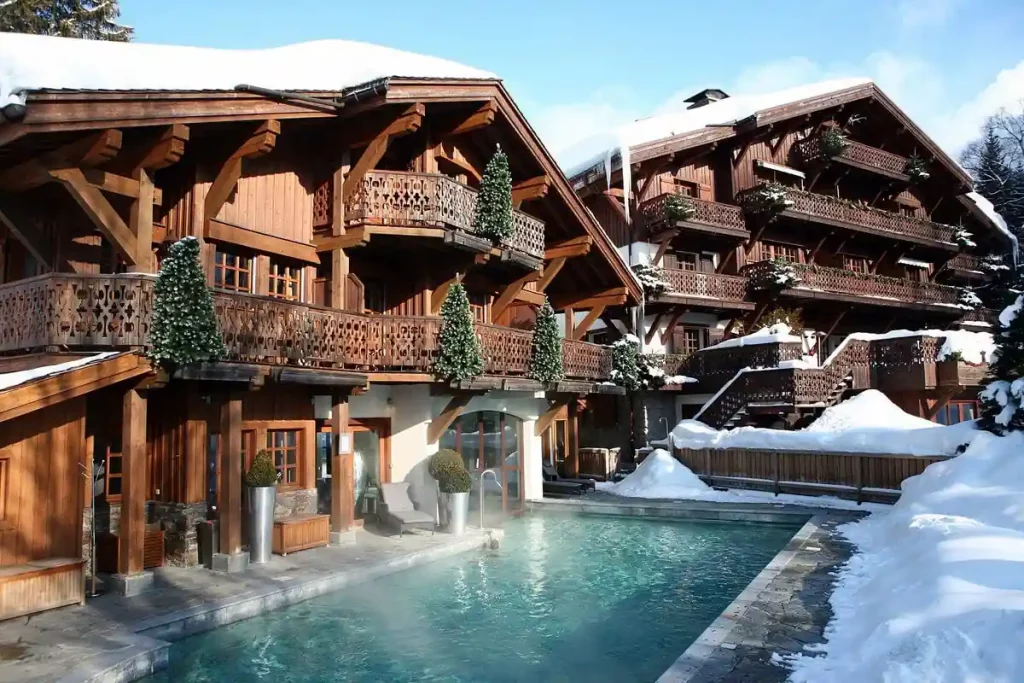 Vue extérieur des chalets du Mont d'Arbois donnant sur la piscine.