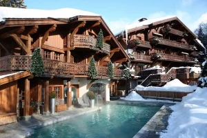Vue extérieur des chalets du Mont d'Arbois donnant sur la piscine.