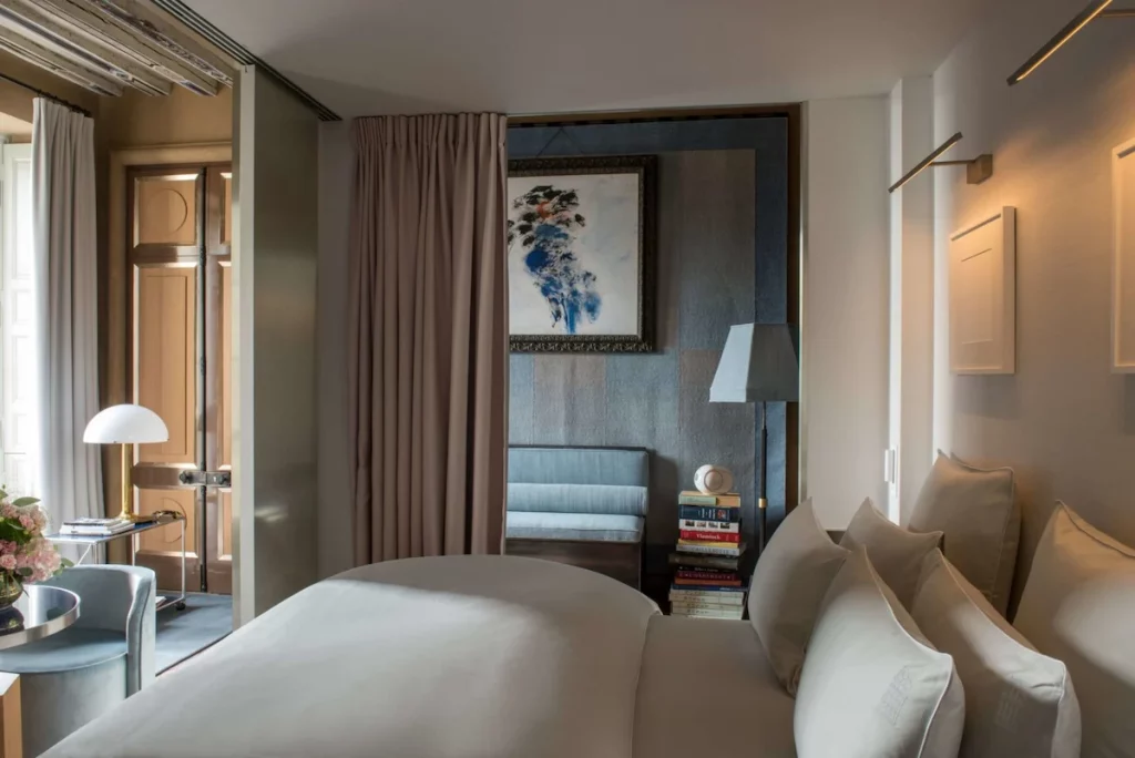 Chambre de l'hôtel Cour des Vosges avec vue sur un lit king size