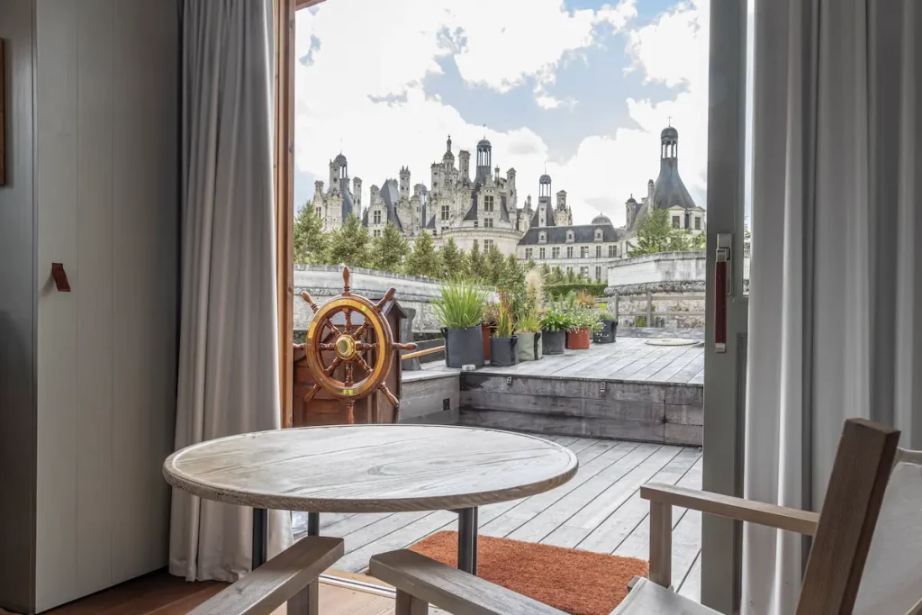 Vue sur les toits du château de Chambord depuis le salon de la toue cabanée du Relais de Chambord.
