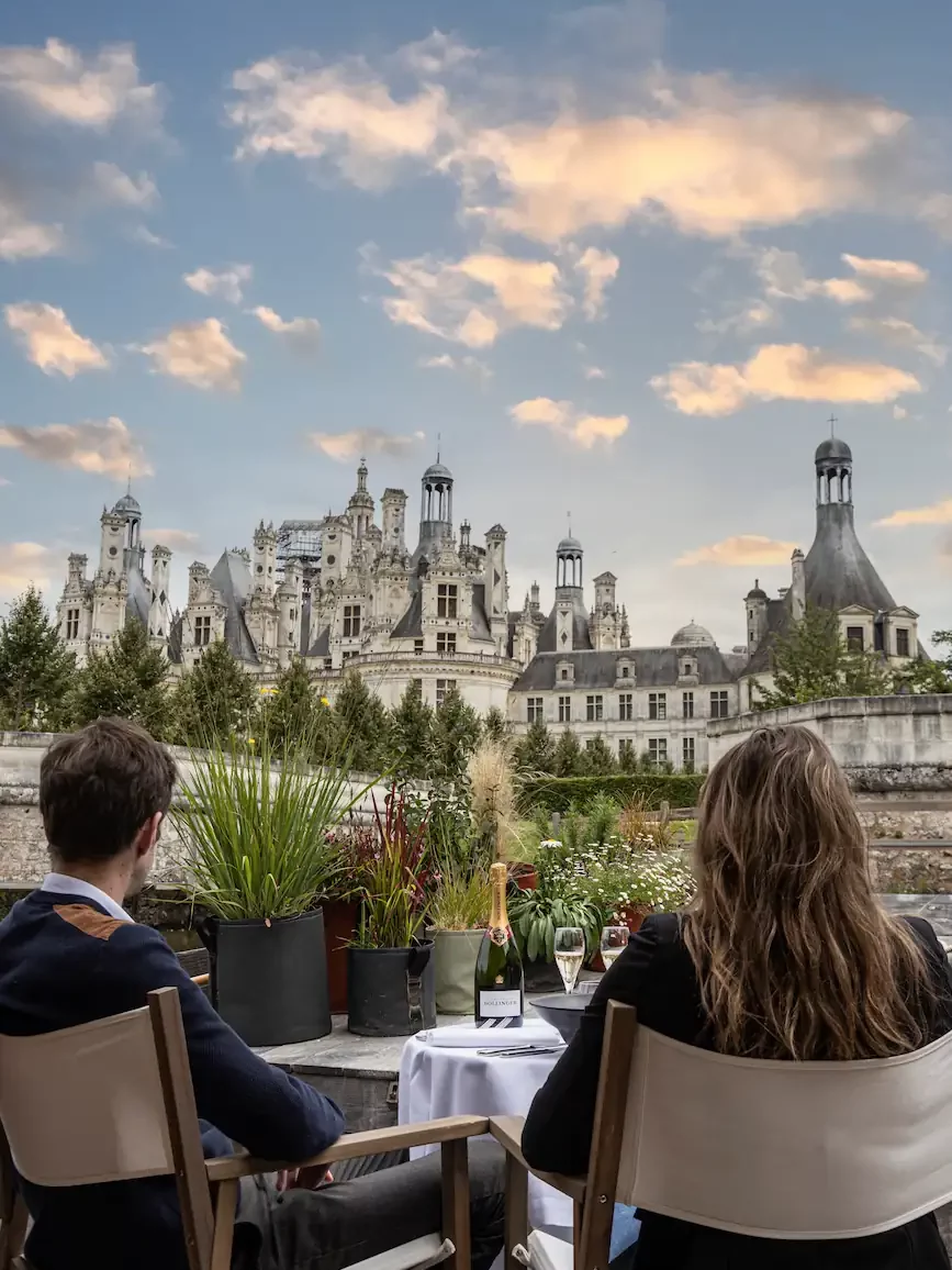 Vue sur le Château de Chambord depuis la terrasse de la Toue cabanée de l'hôtel 4 étoiles le Relais de Chambord.