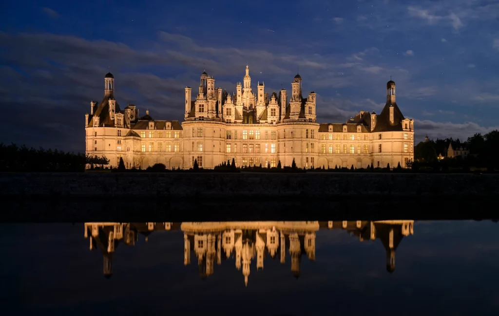 Le Château de Chambord illuminé.