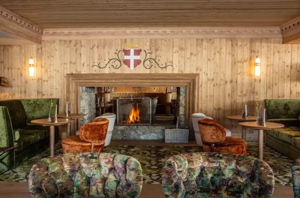 La cheminée à double foyer dans le salon de l'Alpes Hôtel du Pralong