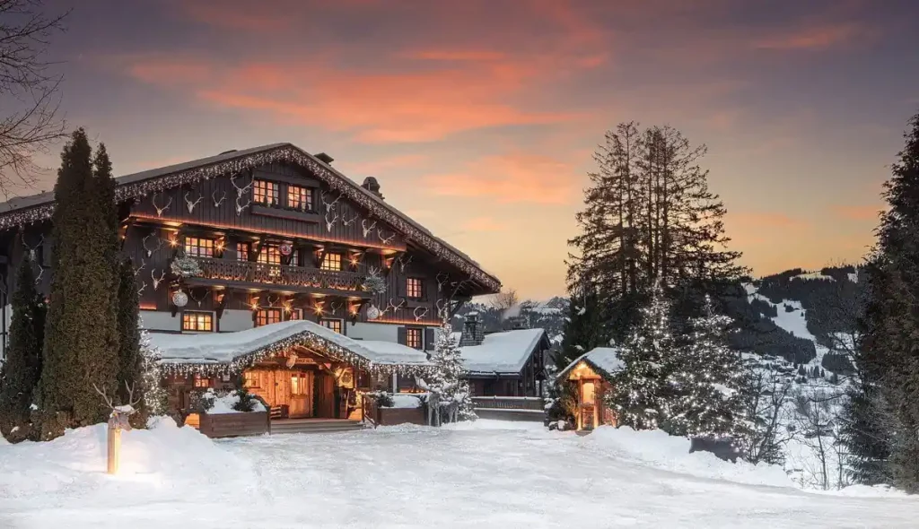La façade enneigée du chalet Noémie des Chalets des Monts d'Arbois
