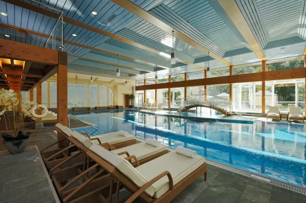 Le spa du Mont Cervin Palace à Zermatt, avec ses canapés transat au bord de la piscine.