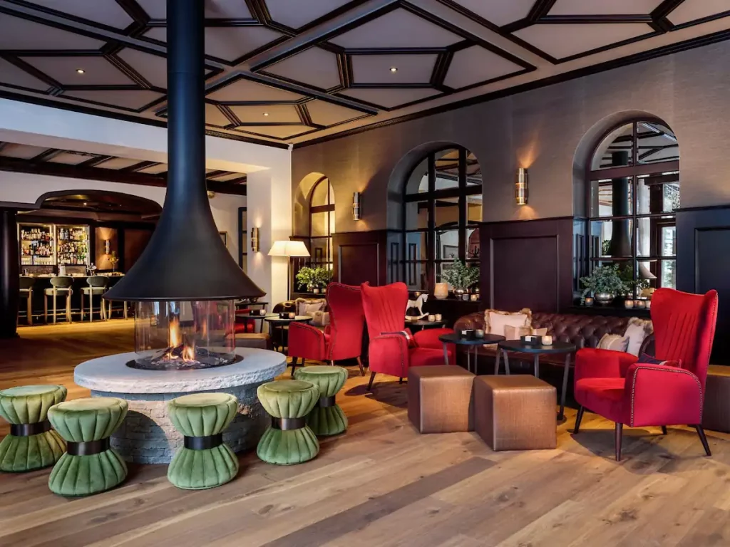 L'ambiance conviviale du Joseph Bar de l'hôtel 5 étoiles du Mont Cervin Palace, à Zermatt, en Suisse.