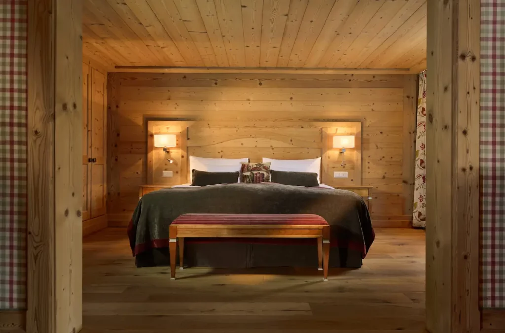 Le lit kingsize d'une chambre chalet du Mont Cervin Palace en Suisse.