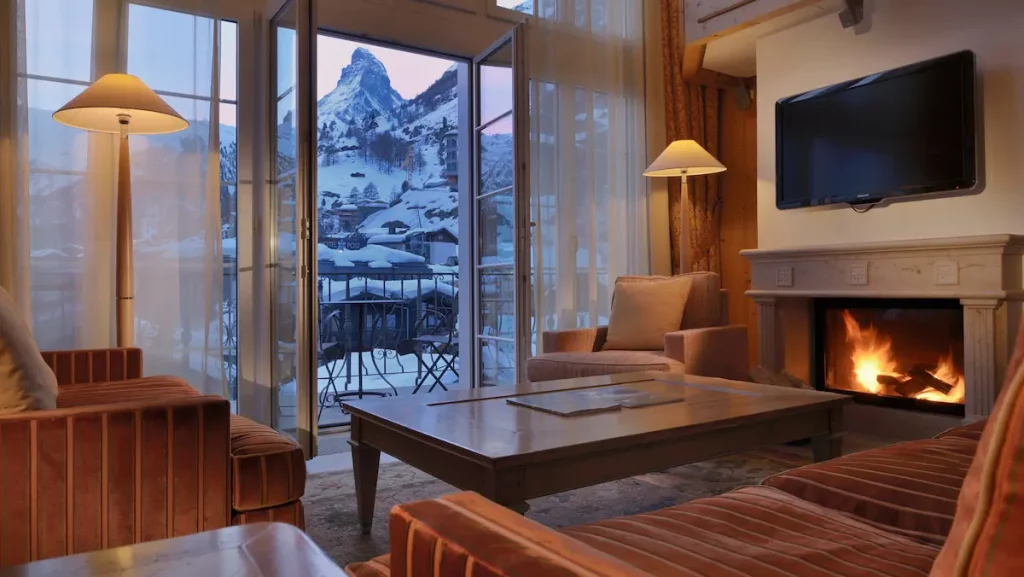 La vue sur le mont Cervin enneigé depuis une suite alpine de l'hôtel 5 étoiles le Mont Cervin Palace en Suisse.