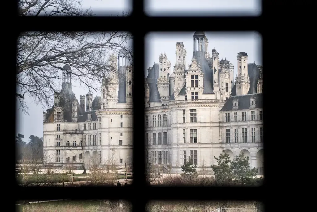 La façade du château de Chambord vue depuis une chambre de l'hôtel de Relais de Chambord.