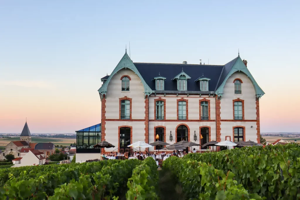 L'hôtel 5 étoiles le Château de Sacy au crépuscule