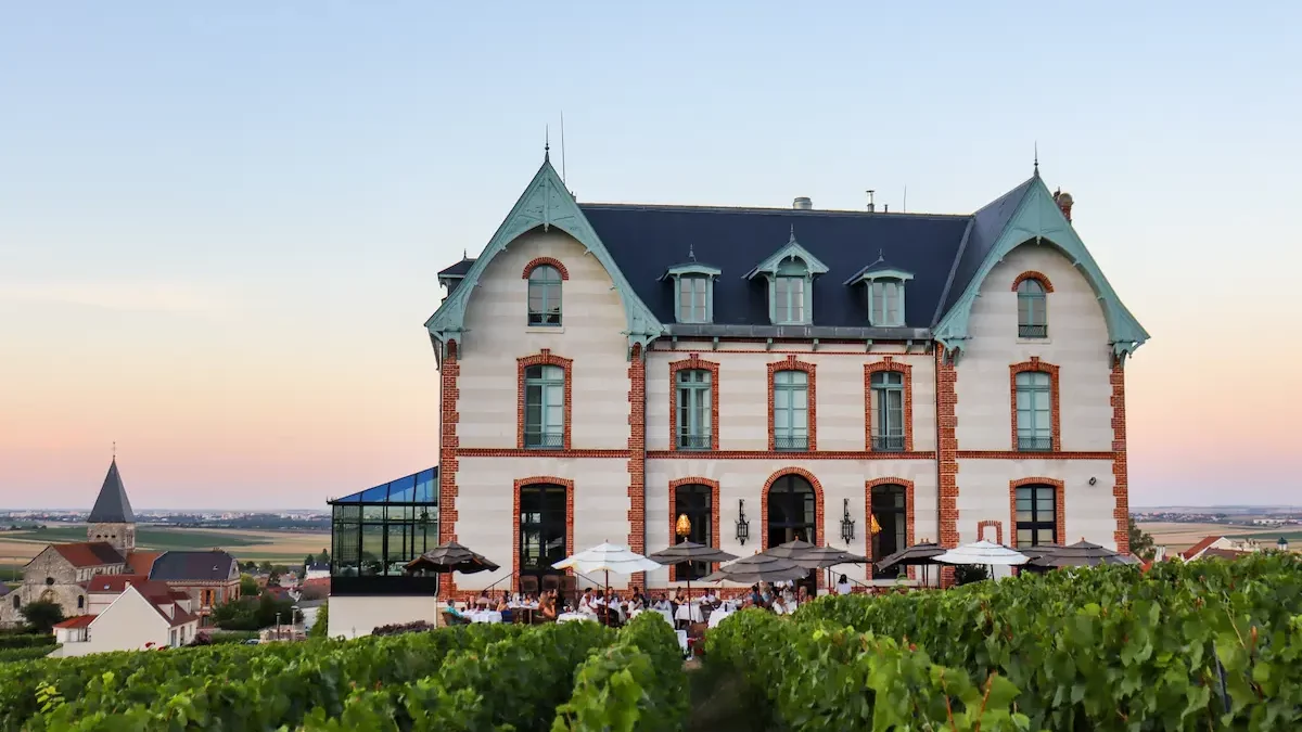 L'hôtel 5 étoiles le Château de Sacy au crépuscule