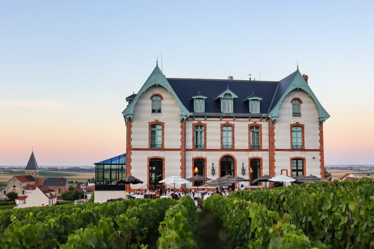L'hôtel 5 étoiles le Château de Sacy au crépuscule