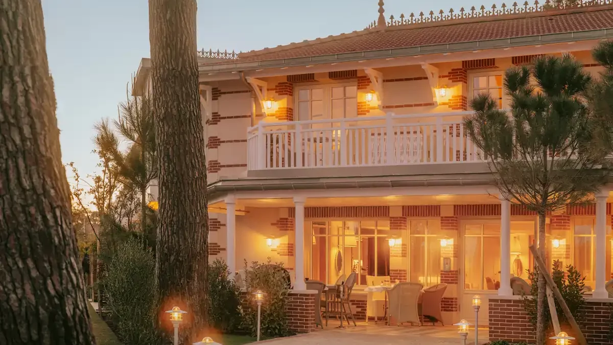La façade colorée de Villa Colette au crépuscule.