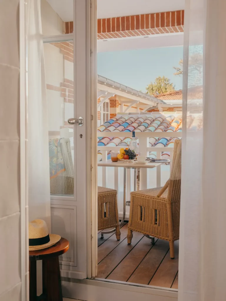Les toits en tuile colorées de Villa Colette.