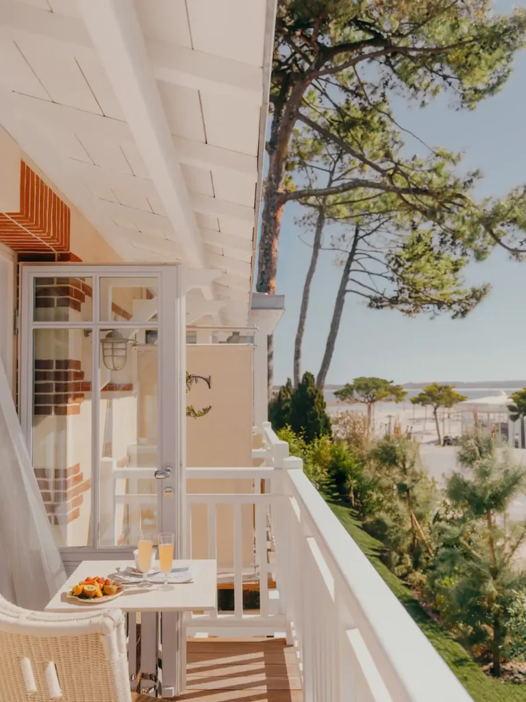Au balcon d'une chambre deluxe de Villa Colette, hôtel 5 étoiles du Cap Ferret