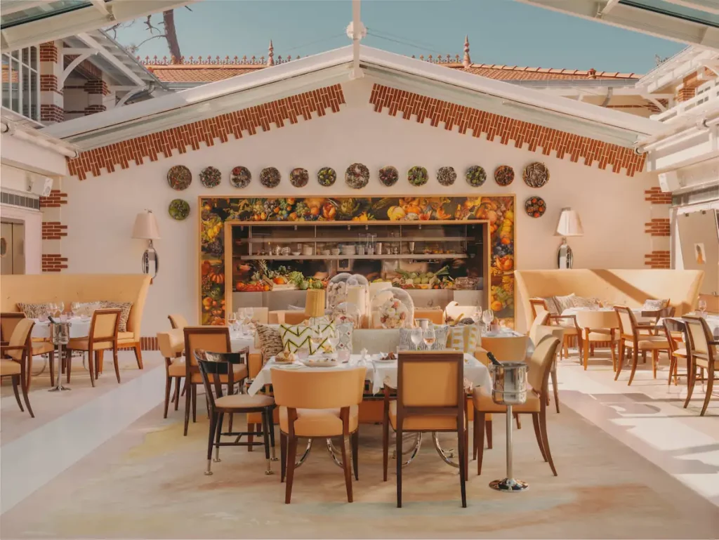 La salle de restaurant et sa verrière de Villa Colette.