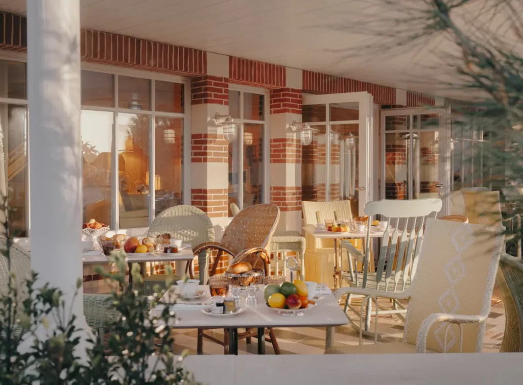 La terrace de Villa Colette au petit déjeuner.