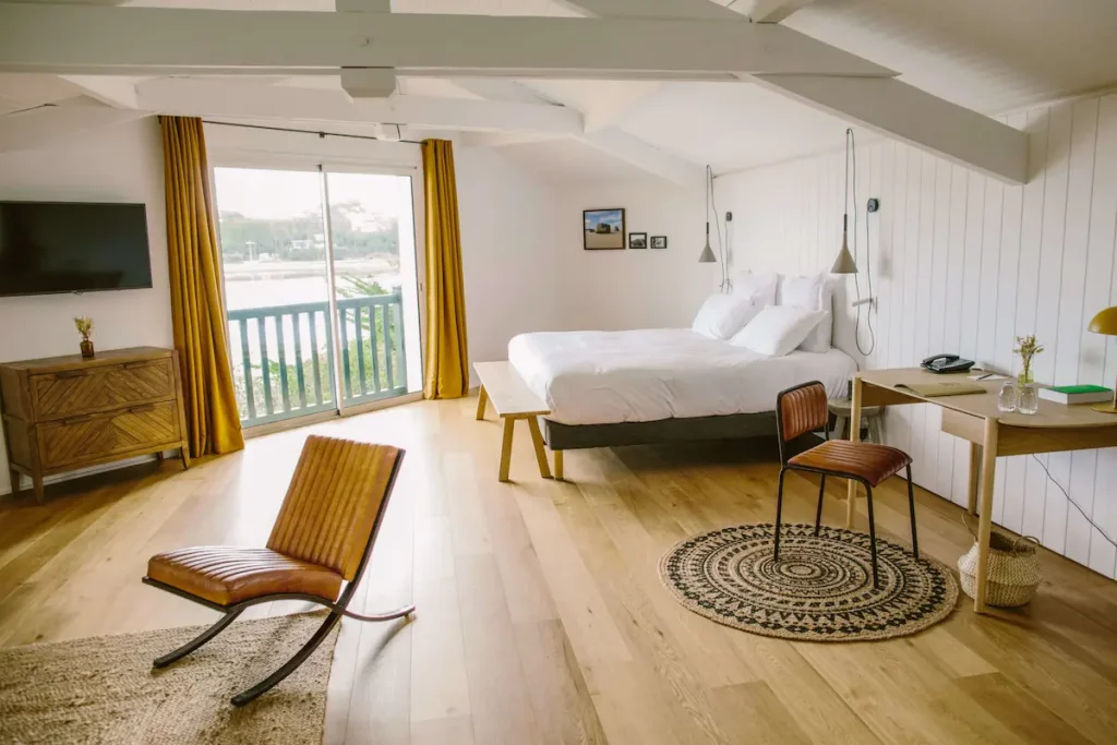 Une chambre de l'hôtel les Hortensias du lac avec vue sur le lac d'Hossegor.