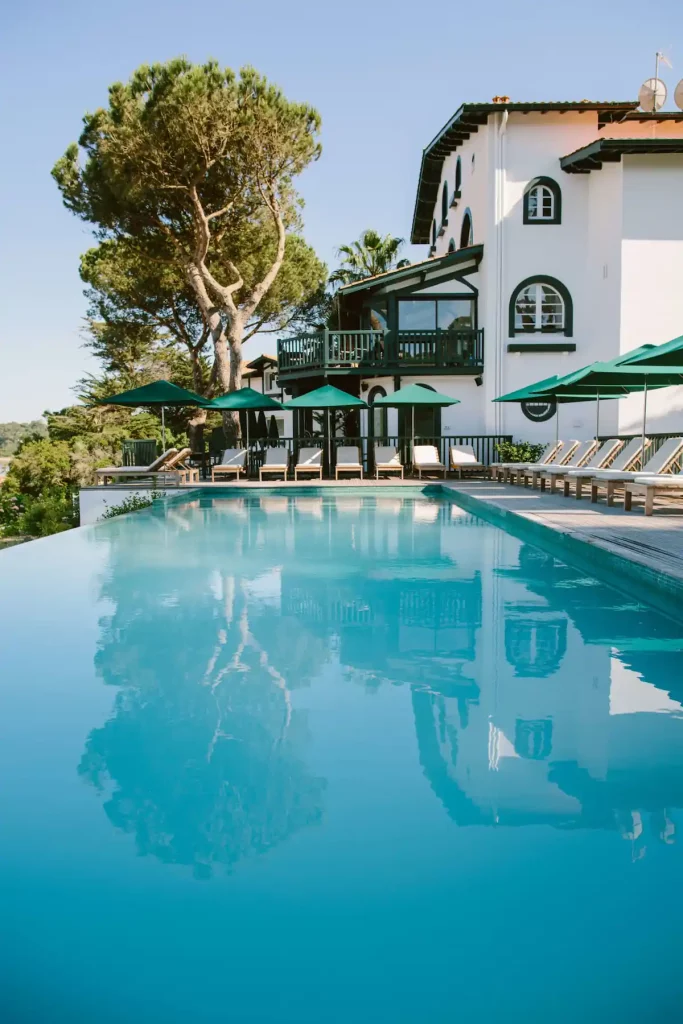 L'hôtel Les Hortensias du Lac à Hossegor depuis la piscine de l'hôtel