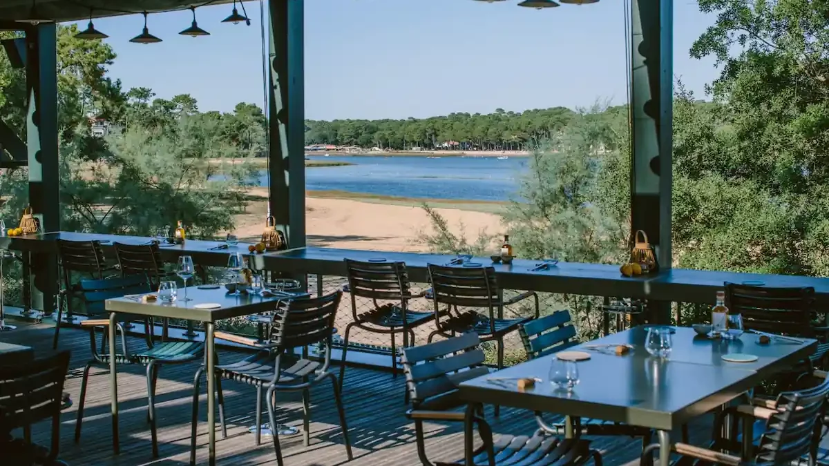 Vue sur le lac d'Hossegor depuis le restaurant de l'hotel les Hortensias du Lac