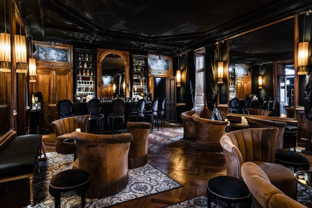 Le Bar Zélélé du Château de Maubreuil, salon feutré aux boiseries anciennes, fauteuils de velours et lumière tamisée.