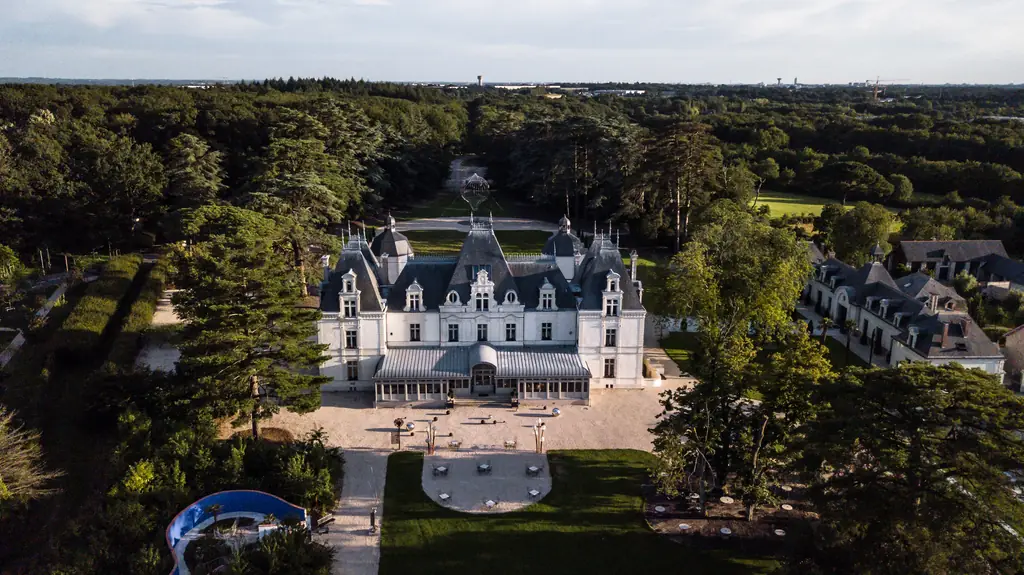 Vue aérienne du Château de Maubreuil, de sa façade néoclassique et de son parc boisé aux portes de Nantes, à Carquefou.
