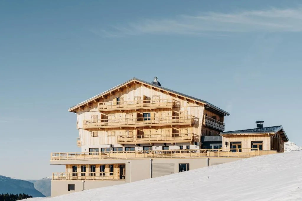 Vue extérieure du Refuge Chez la Tante depuis les pistes