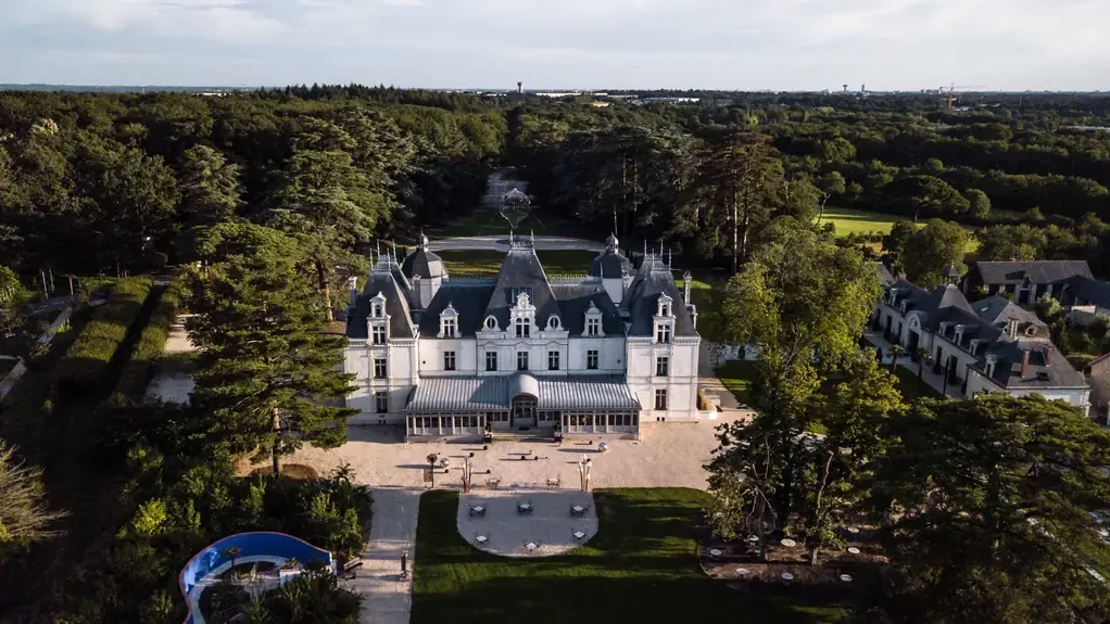 Vue aérienne du Château de Maubreuil, de sa façade néoclassique et de son parc boisé aux portes de Nantes, à Carquefou.